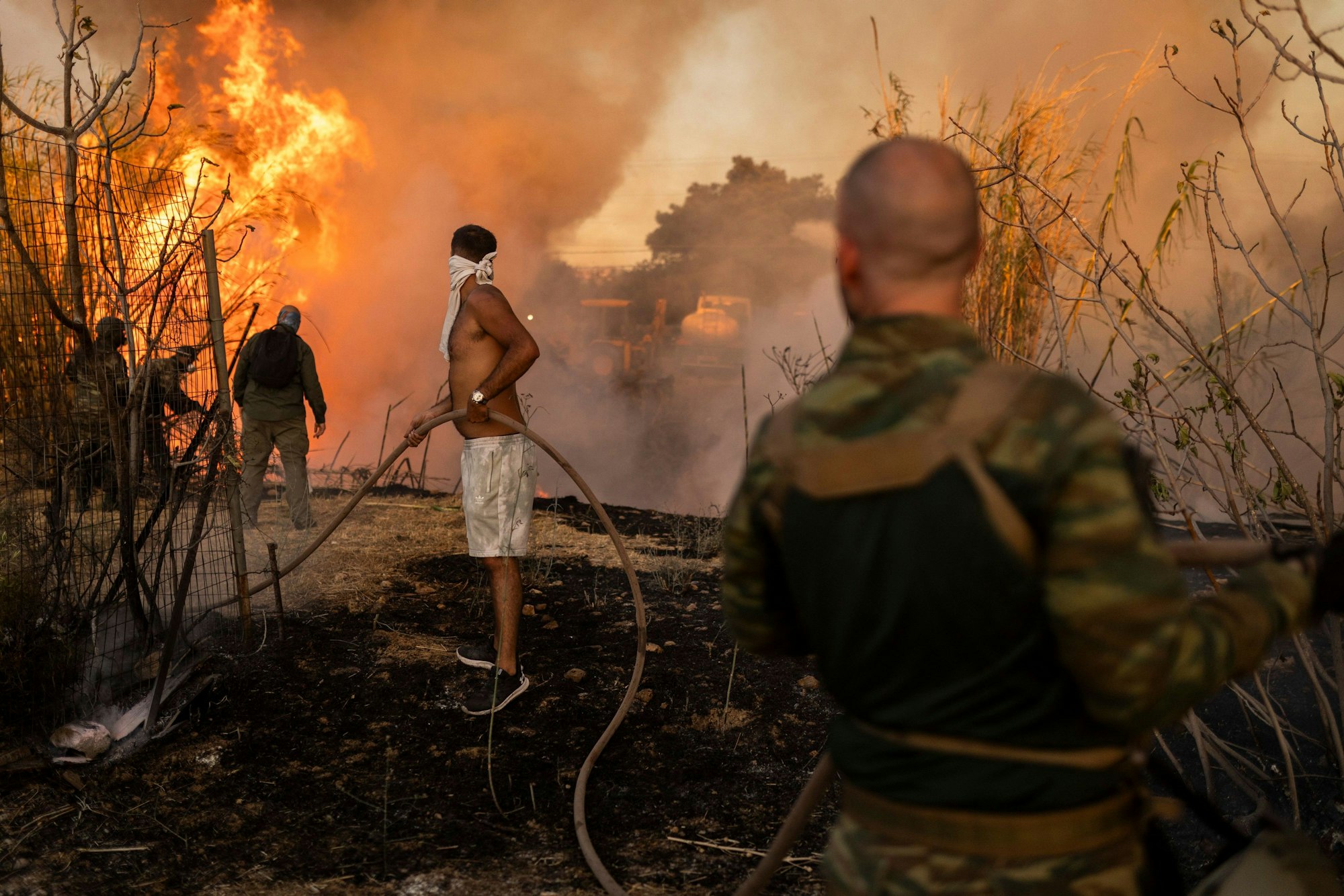 Freiwillige löschen einen Waldbrand in Ano Patima in der Nähe von Penteli in der Region Nord-Athen.
