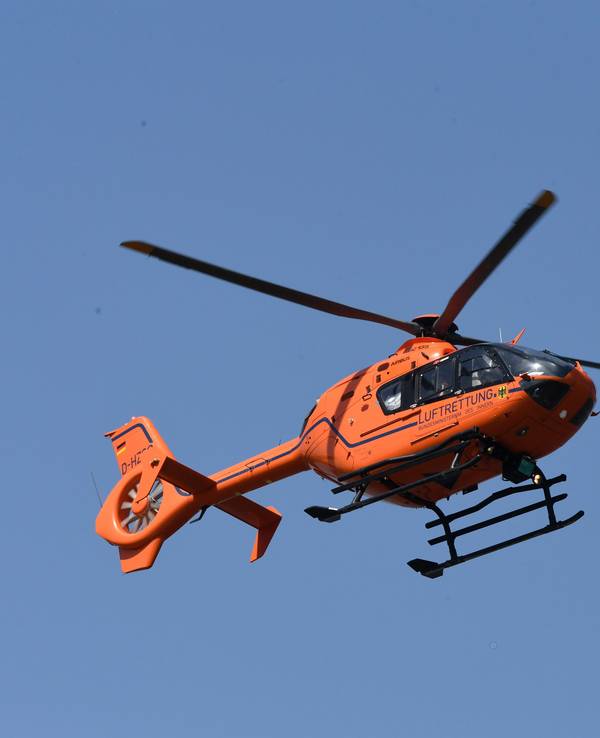 Ein Rettungshubschrauber ist in der Luft.