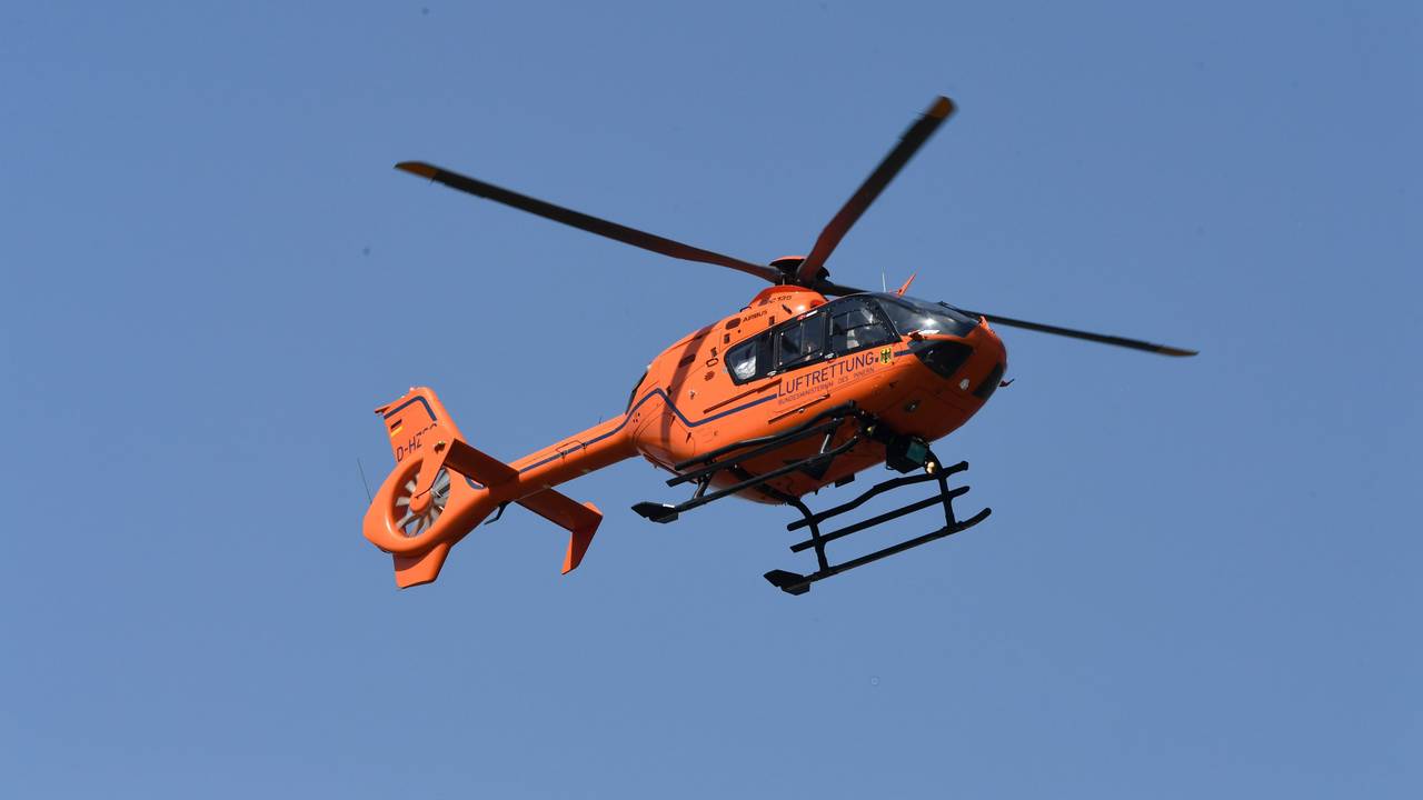 Ein Rettungshubschrauber ist in der Luft.