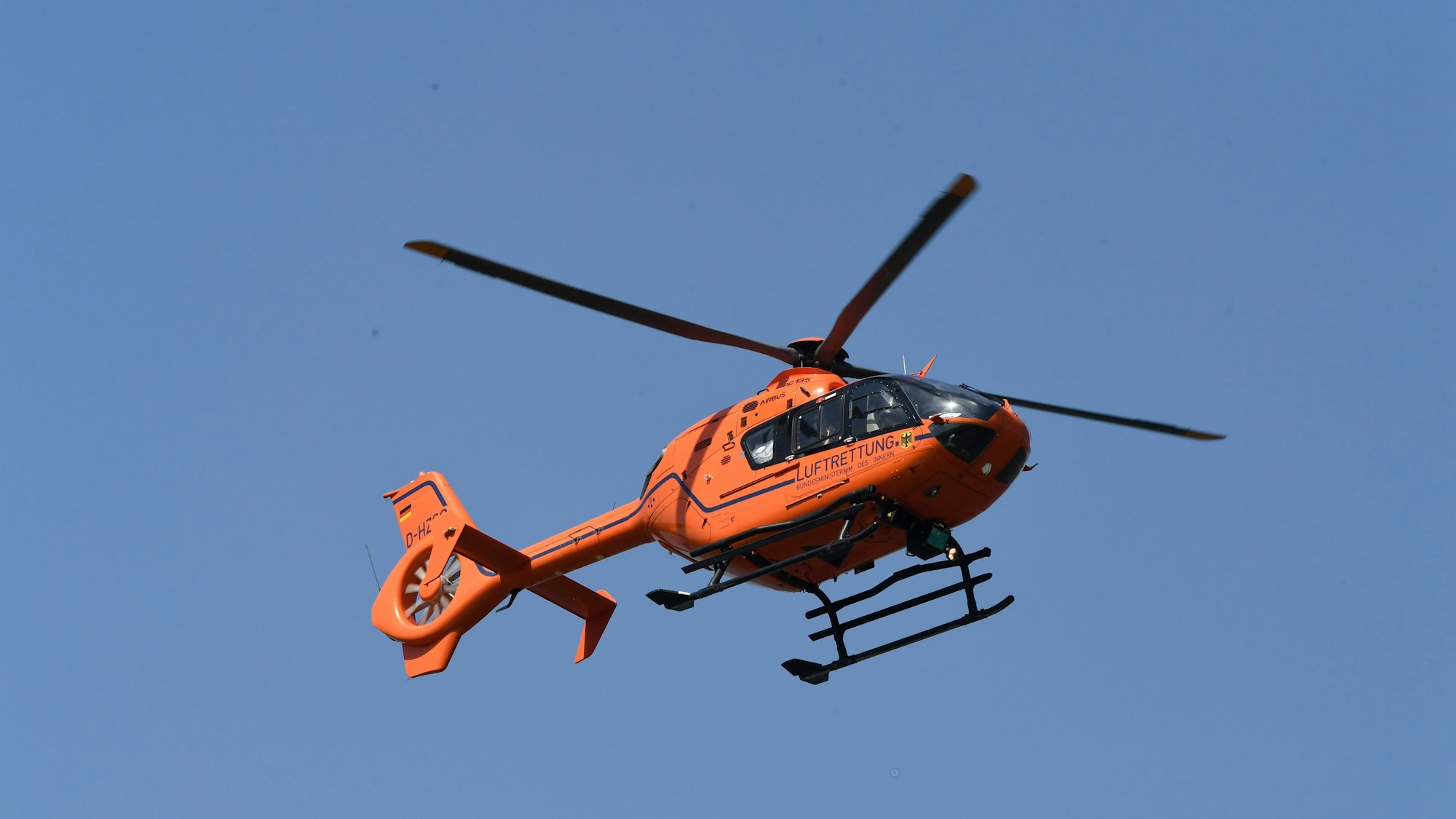 Ein Rettungshubschrauber ist in der Luft.