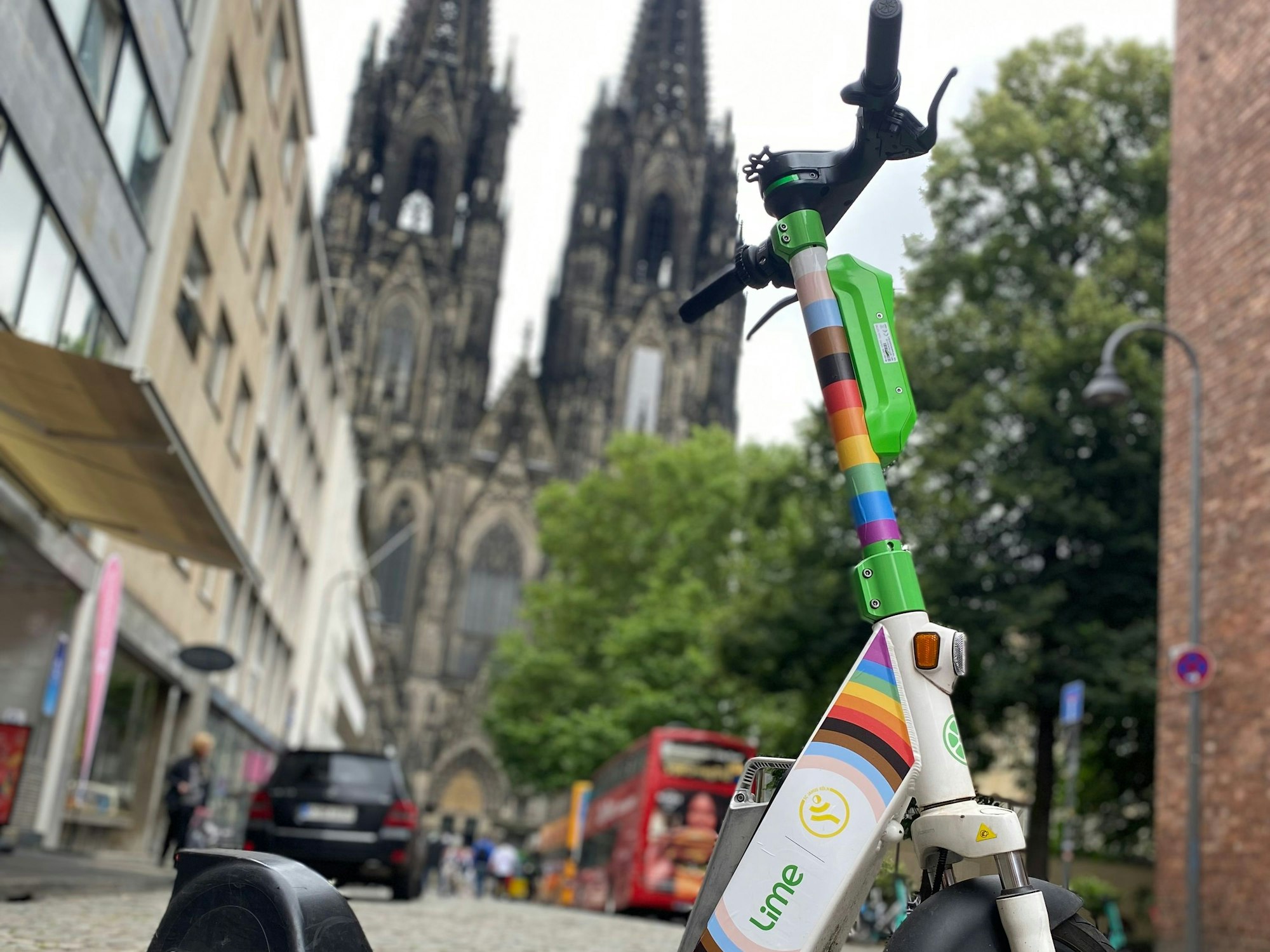 Spezielle CSD-Scooter von Lime.