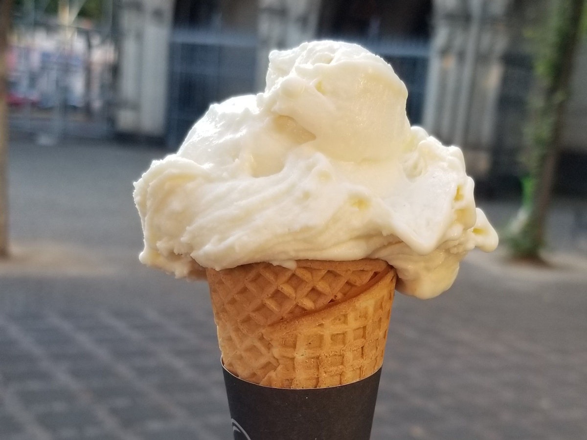 Kölsch-Eis in der Waffel