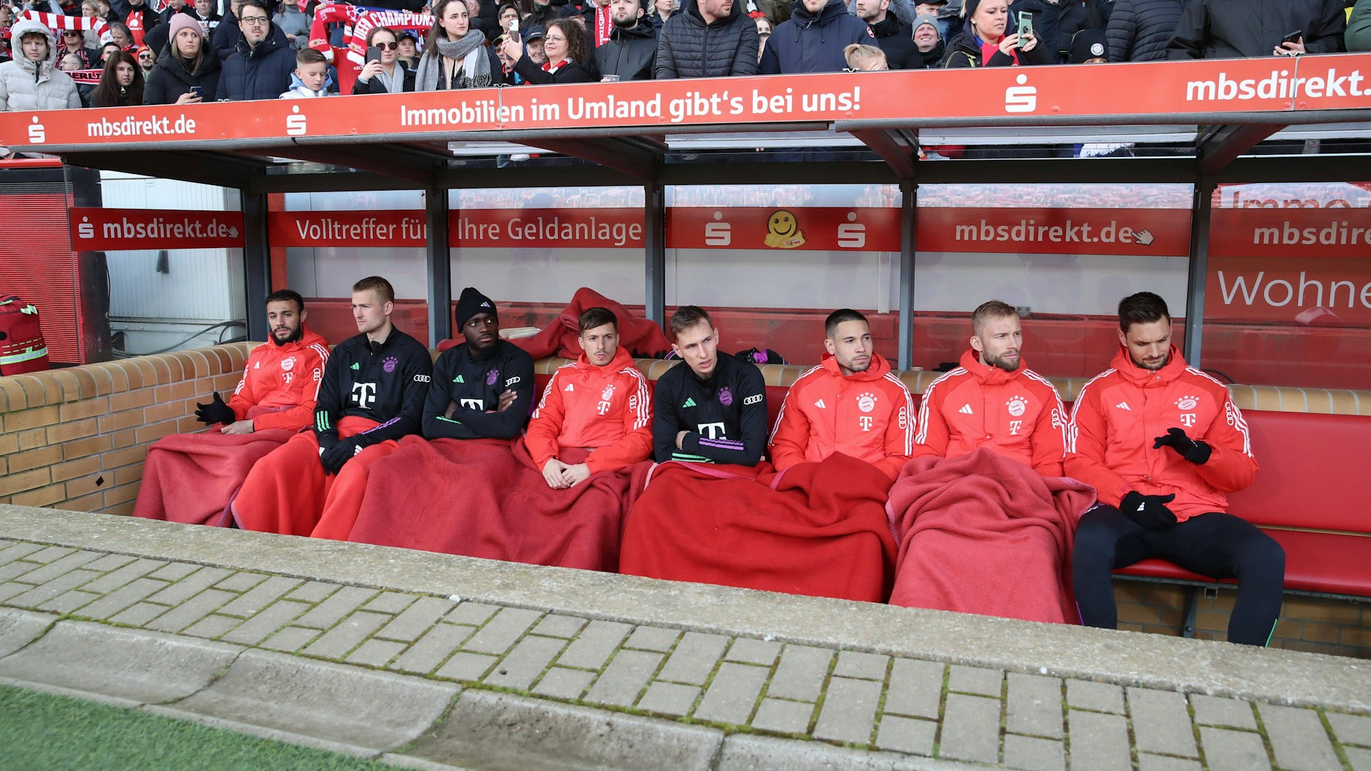 Die Profis des FC Bayern sitzen auf der Ersatzbank.