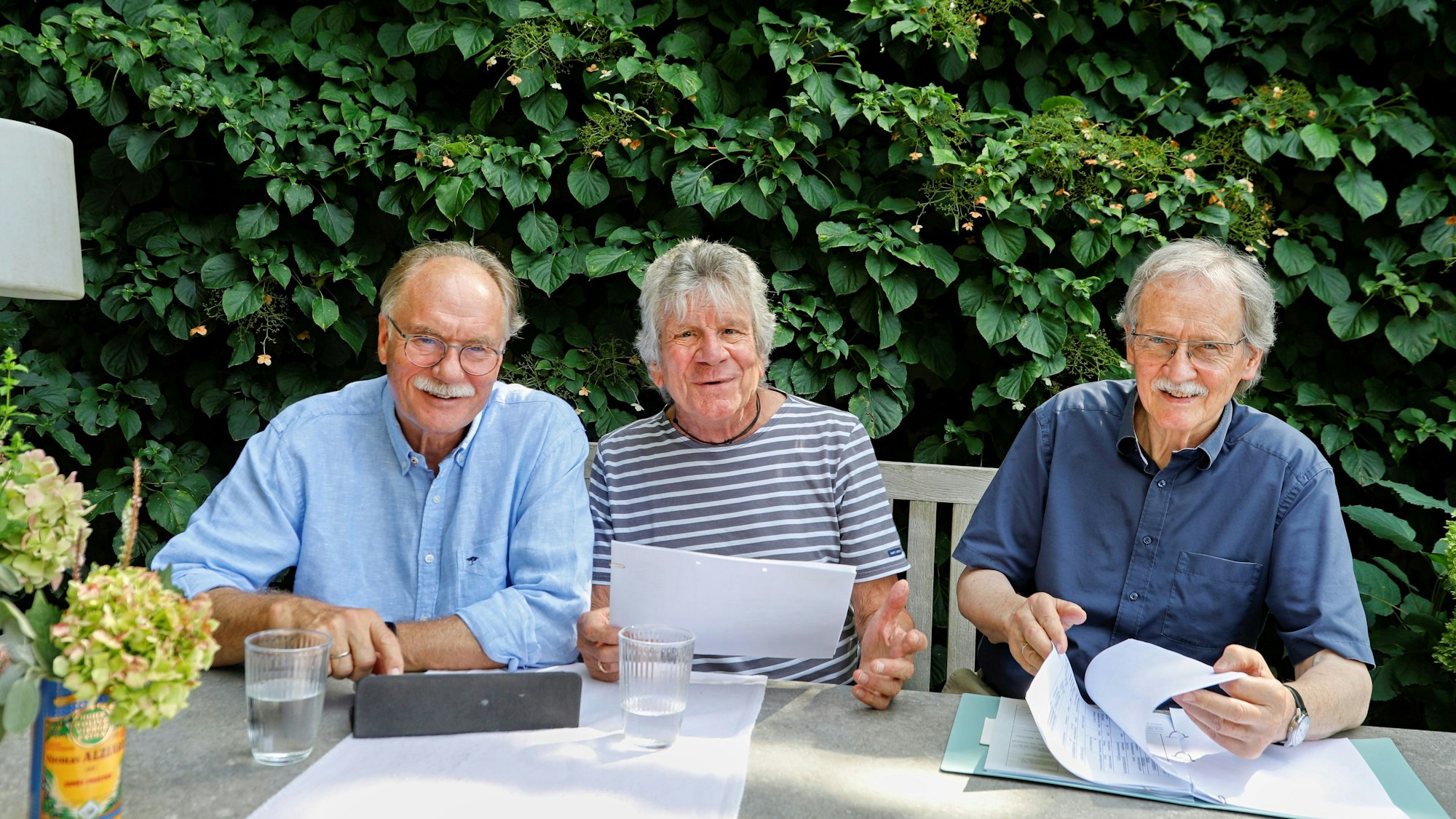 (v.l.) Die Initiatoren des "Daach der kölschen Sproch" Bernhard Conin, Bömmel Lückerath und Wolfgang Oelsner, beim gestrigen (12. August) Arbeitsgespräch bei Bernhard Conin in seinem Garten in Köln Ossendorf