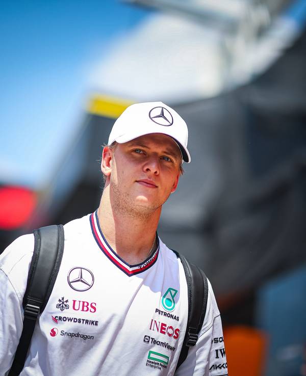 Mick Schumacher aus Deutschland, Alpine WEC Fahrer, Mercedes AMG Testfahrer, ehemaliger Fahrer im Haas F1 Team, geht vor dem Großen Preis von Ungarn über das Gelände auf dem Hungaroring.