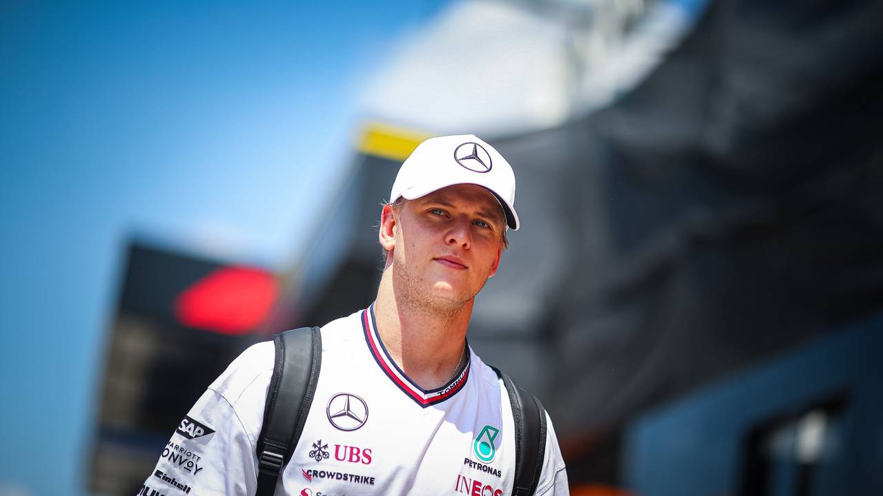 Mick Schumacher aus Deutschland, Alpine WEC Fahrer, Mercedes AMG Testfahrer, ehemaliger Fahrer im Haas F1 Team, geht vor dem Großen Preis von Ungarn über das Gelände auf dem Hungaroring.