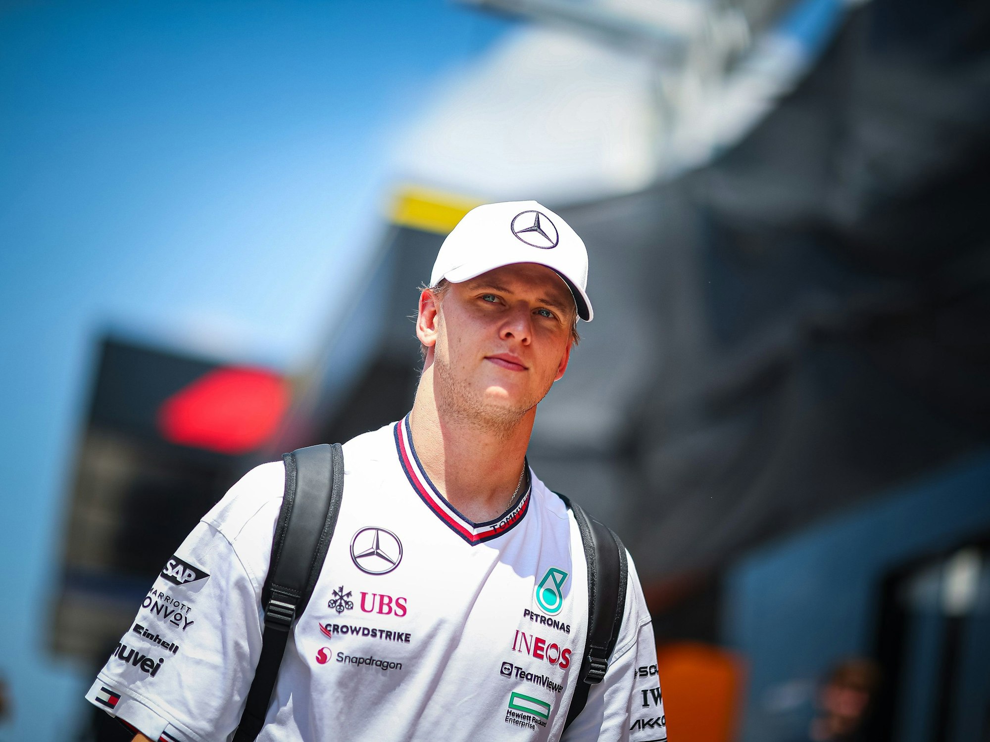 Mick Schumacher aus Deutschland, Alpine WEC Fahrer, Mercedes AMG Testfahrer, ehemaliger Fahrer im Haas F1 Team, geht vor dem Großen Preis von Ungarn über das Gelände auf dem Hungaroring.