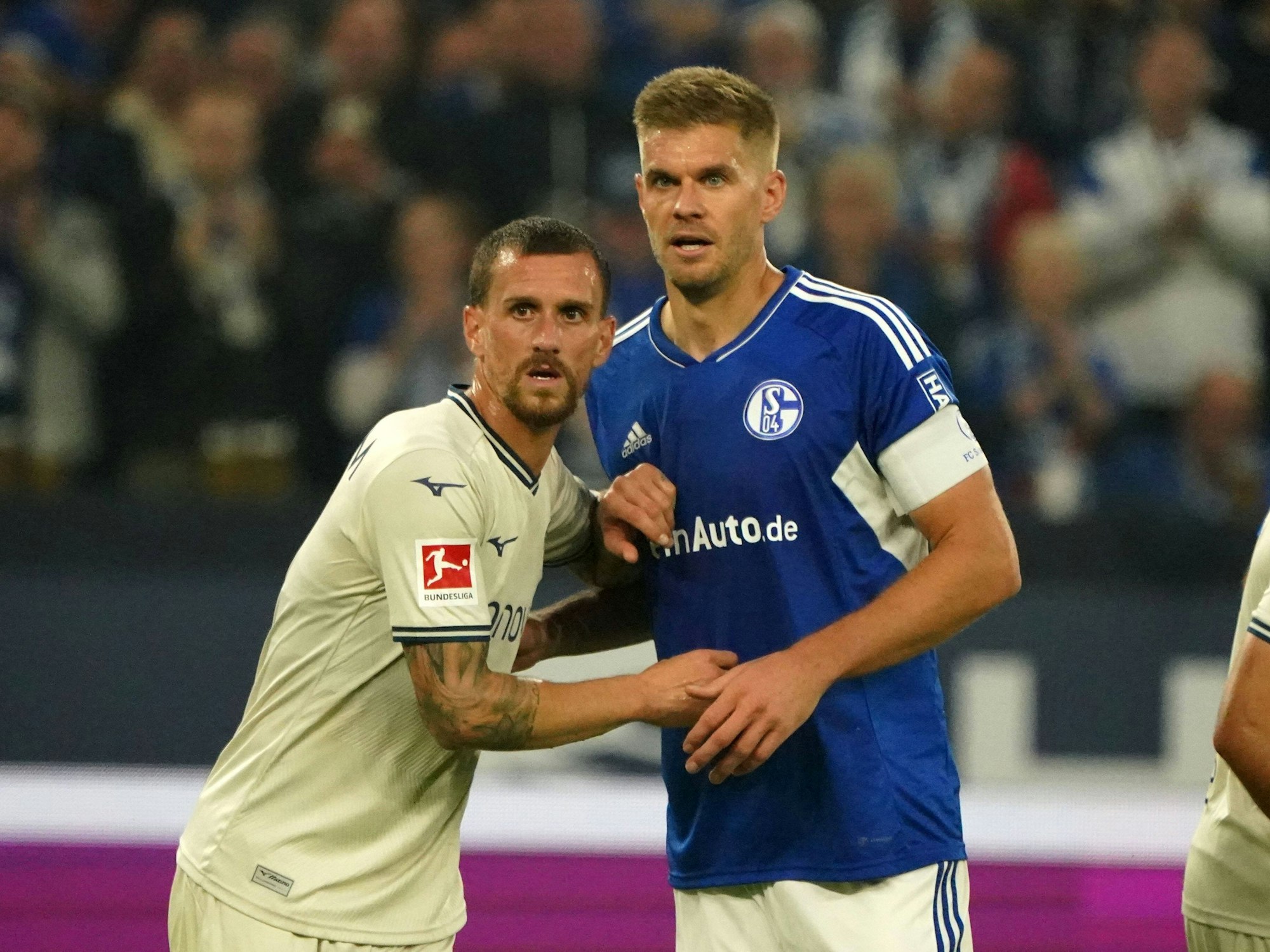 Simon Zoller (l.) und Simon Terodde im Zweikampf.