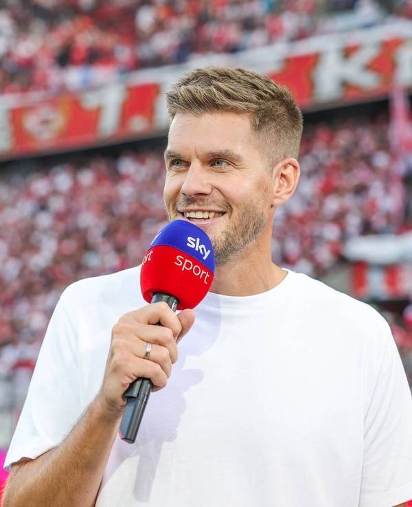 Simon Terodde als TV-Experte beim Zweitliga-Eröffnungsspiel zwischen dem 1. FC Köln und dem Hamburger SV