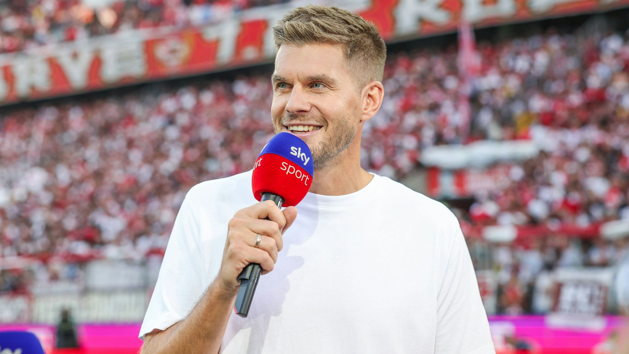Simon Terodde als TV-Experte beim Zweitliga-Eröffnungsspiel zwischen dem 1. FC Köln und dem Hamburger SV