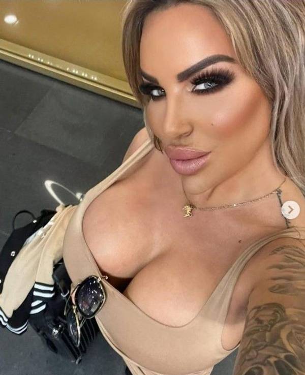 Gina-Lisa Lohfink, hier auf einem Instagram-Selfie, das sie im Februar 2024 auf ihrem Instagram-Account hochgeladen hat, war 2017 Kandidatin im Dschungelcamp bei RTL. Als sie durch GNTM im TV bekannt wurde, war sie für ihre Freundschaft zu Mitkandidatin Sarah Knappik bekannt. Doch inzwischen hat sie längst eine neue beste Freundin an ihrer Seite.
