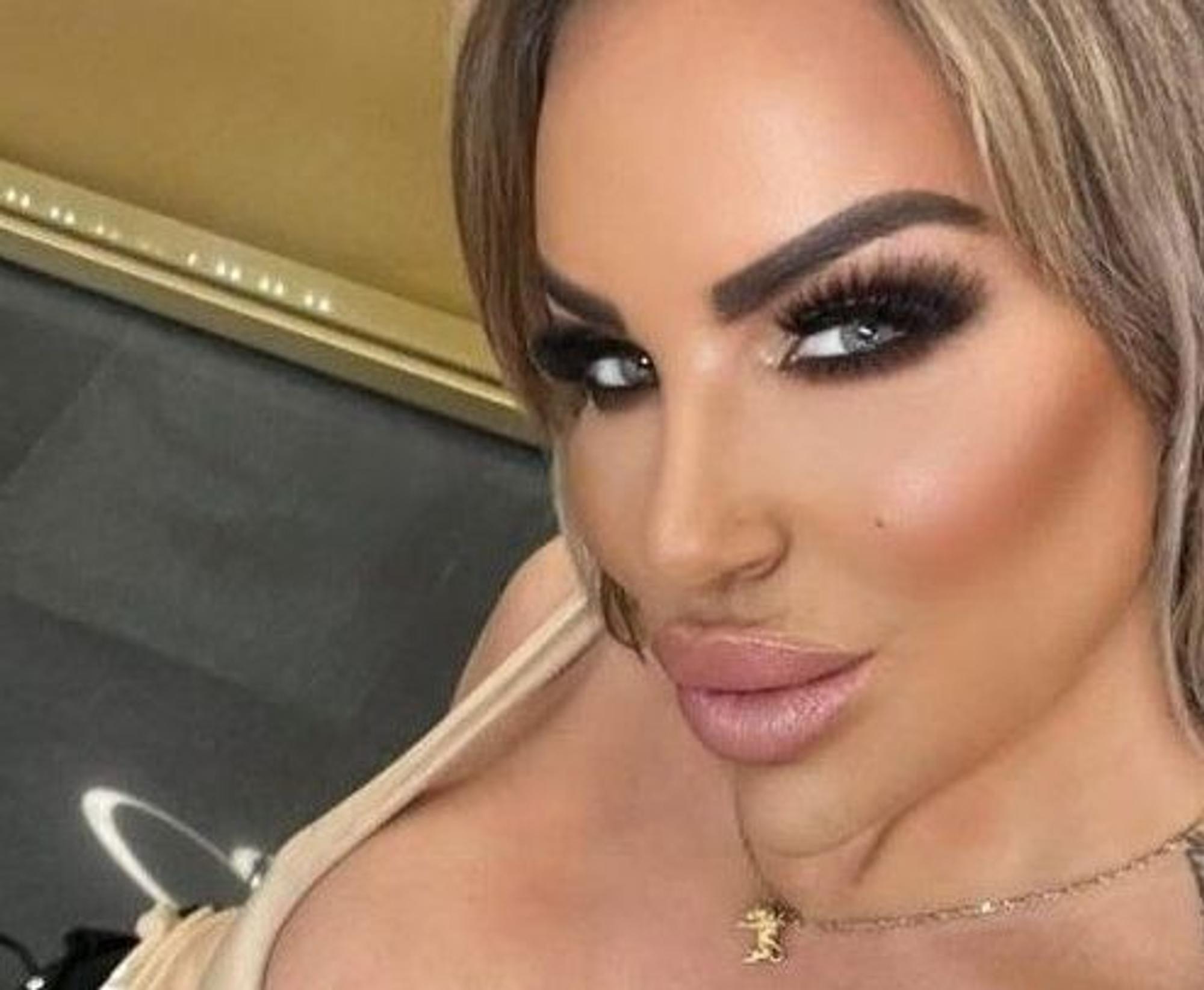 Gina-Lisa Lohfink schaut in die Kamera, hier auf einem Instagram-Selfie.