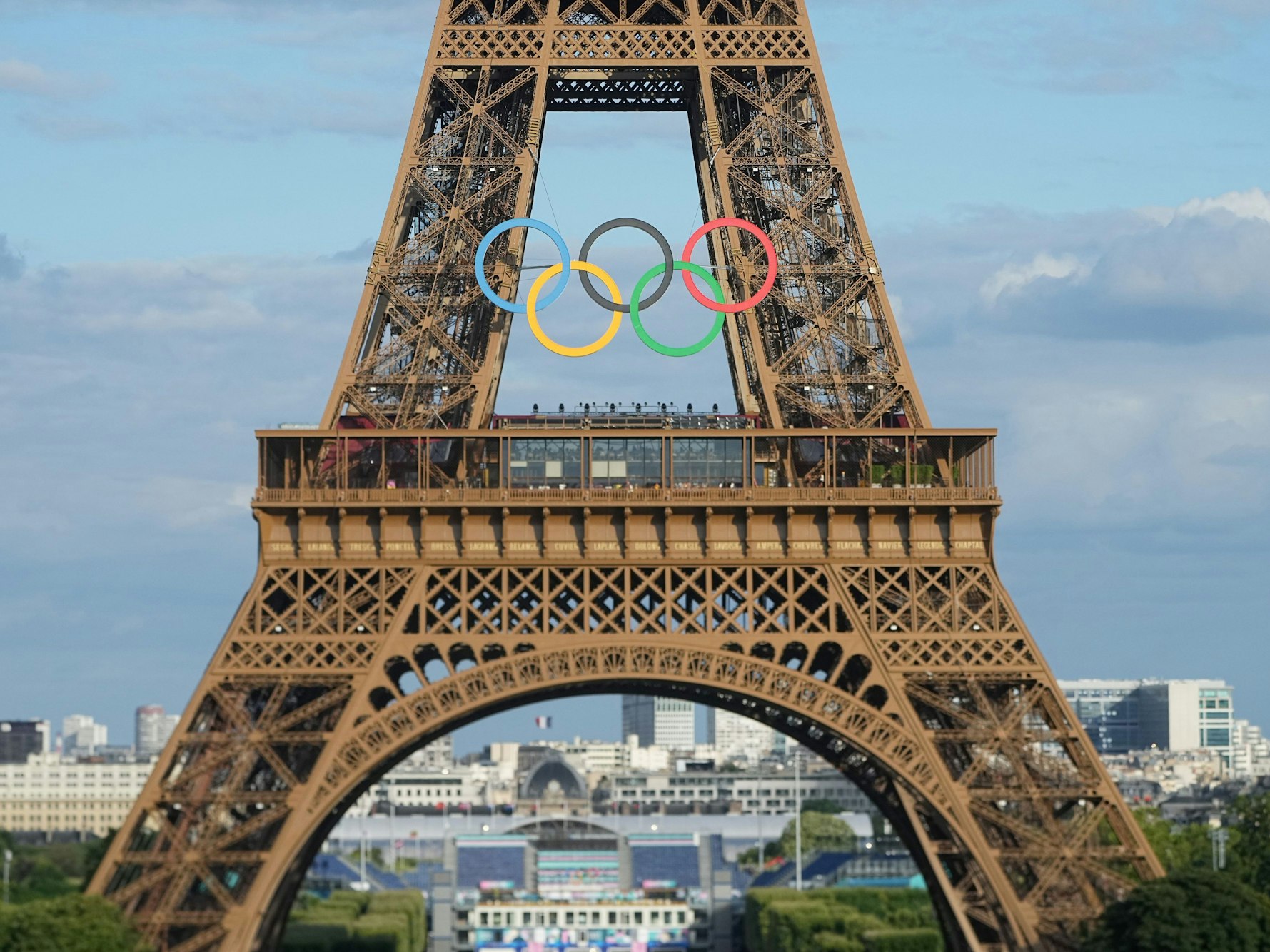 Die Olympischen Ringe am Eiffelturm.