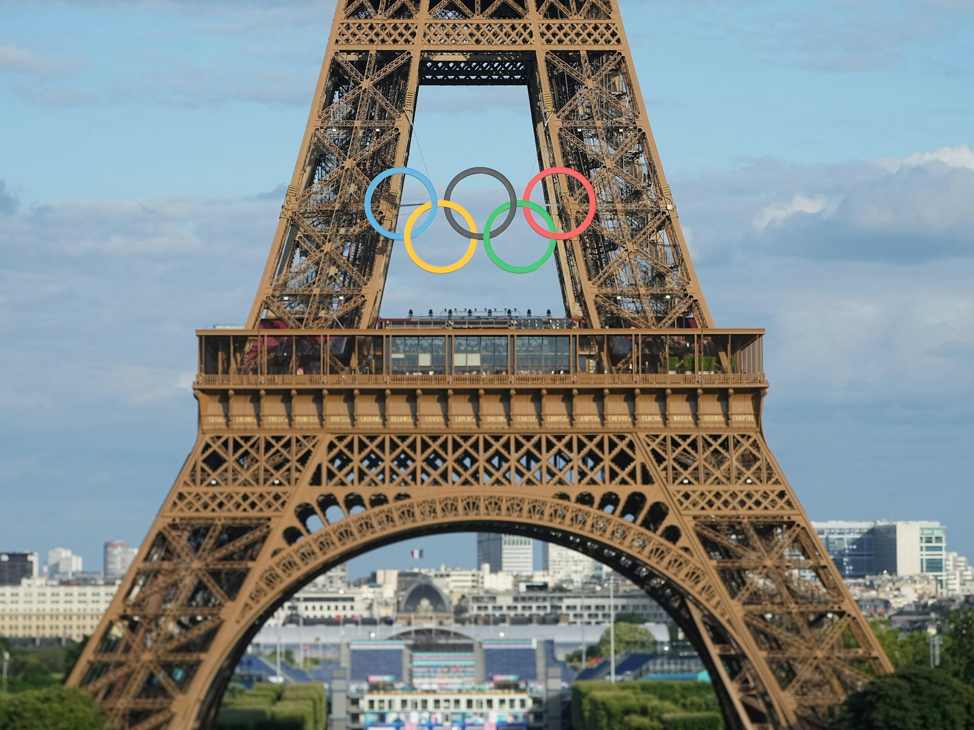 Die Olympischen Ringe am Eiffelturm.