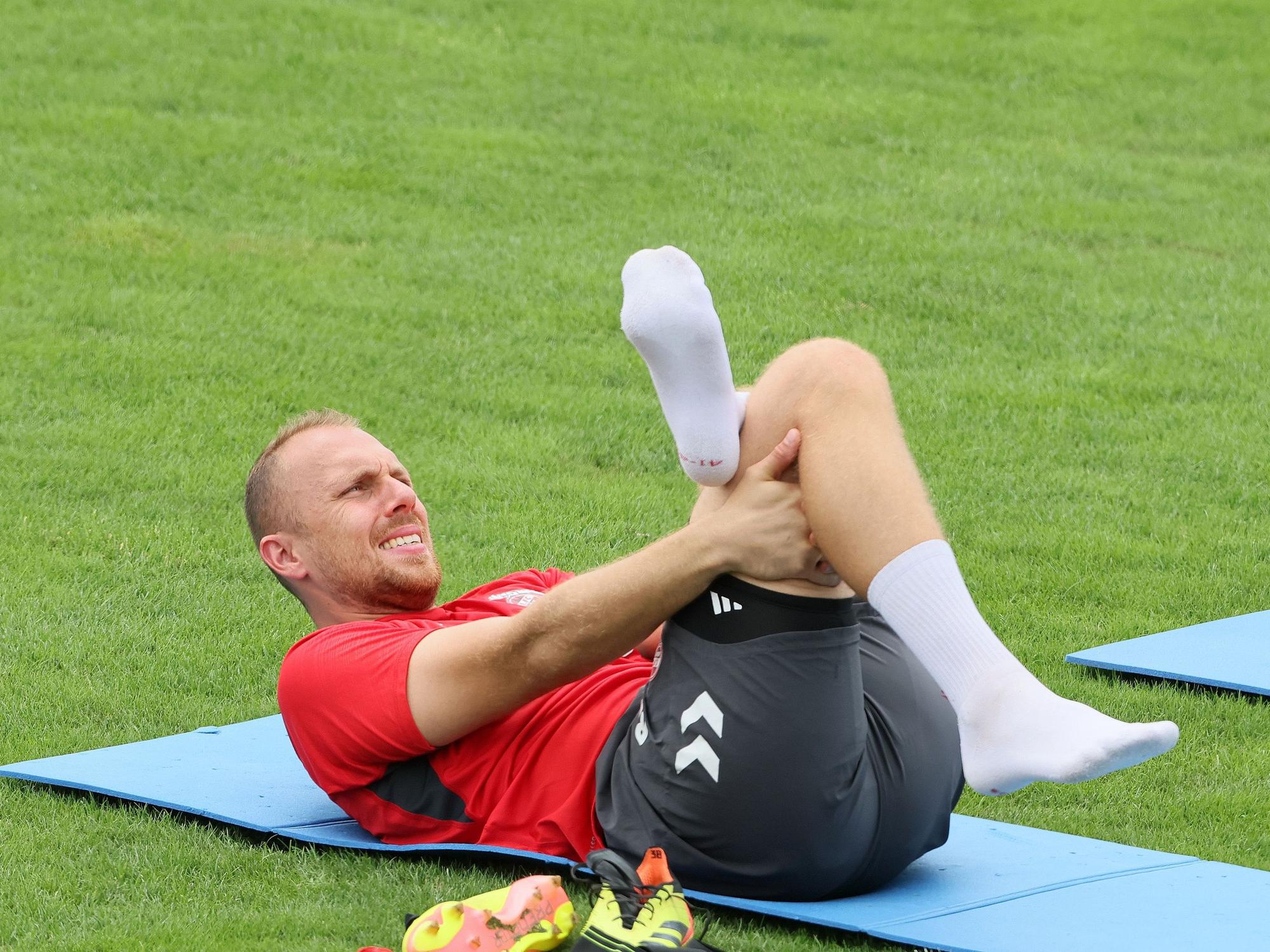 Marvin Schwäbe (1. FC Köln)bei Dehnübungen.