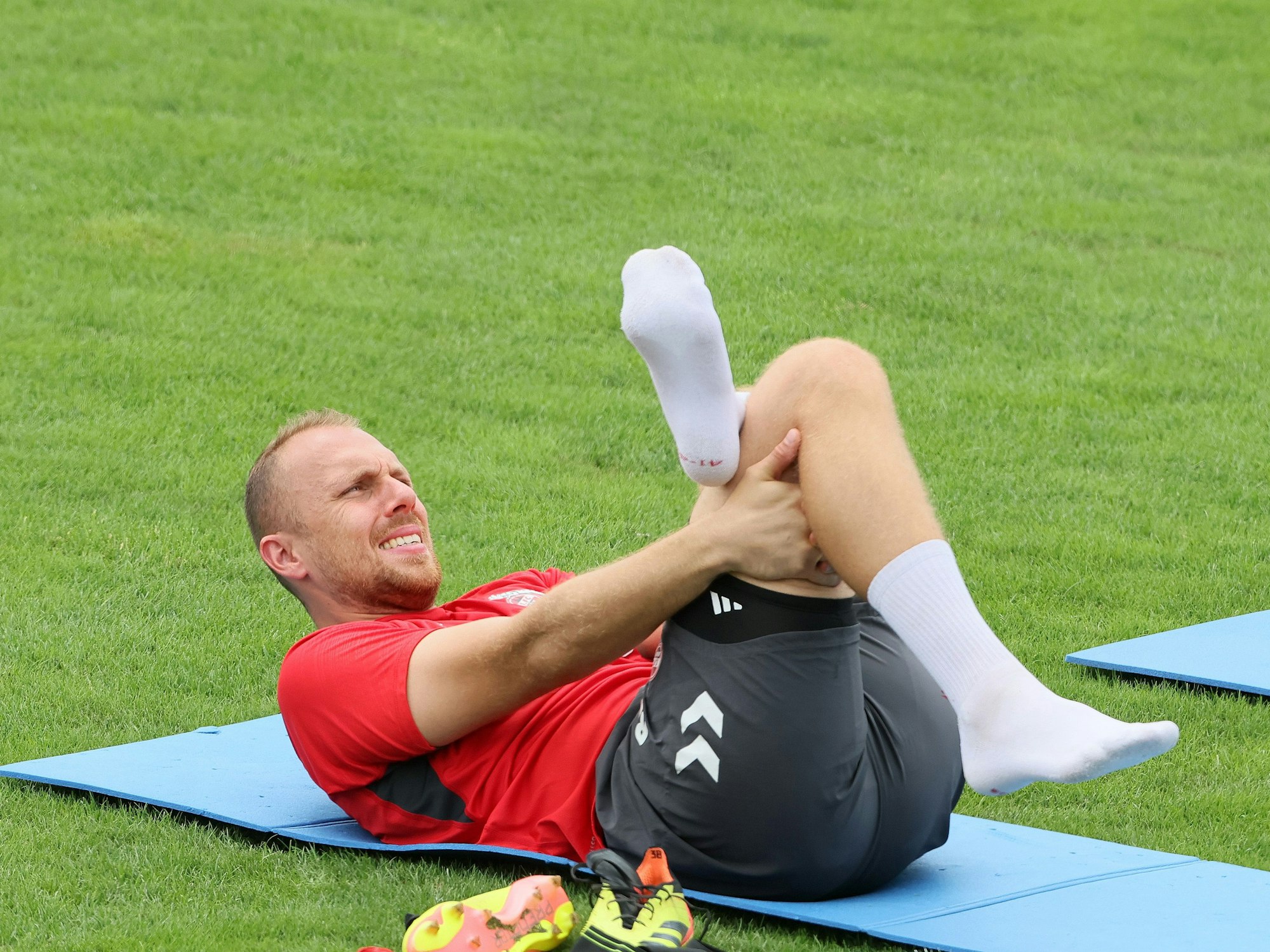 Marvin Schwäbe (1. FC Köln)bei Dehnübungen.