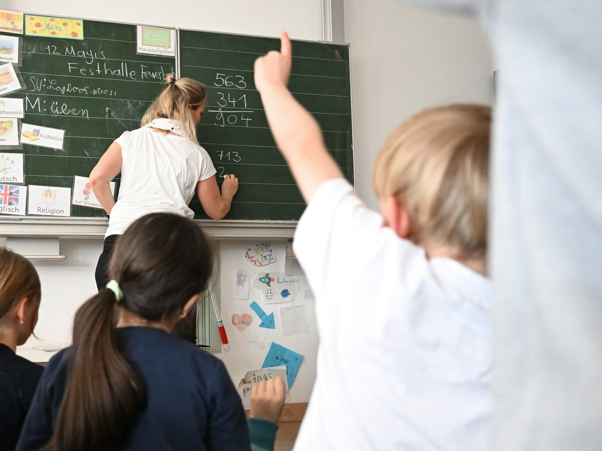 Schüler einer Grundschule arbeiten in einem Klassenzimmer an Mathematikaufgaben.