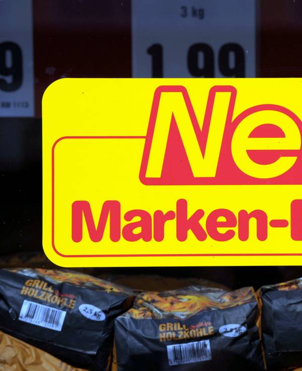 Ein Schild weist am in Düsseldorf auf einen Netto-Markt hin.