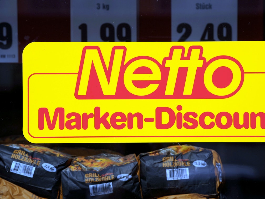 Netto Logo mit Grillkohle