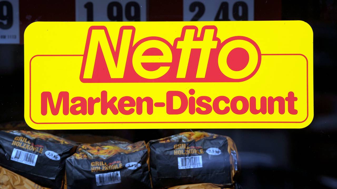 Ein Schild weist am in Düsseldorf auf einen Netto-Markt hin.