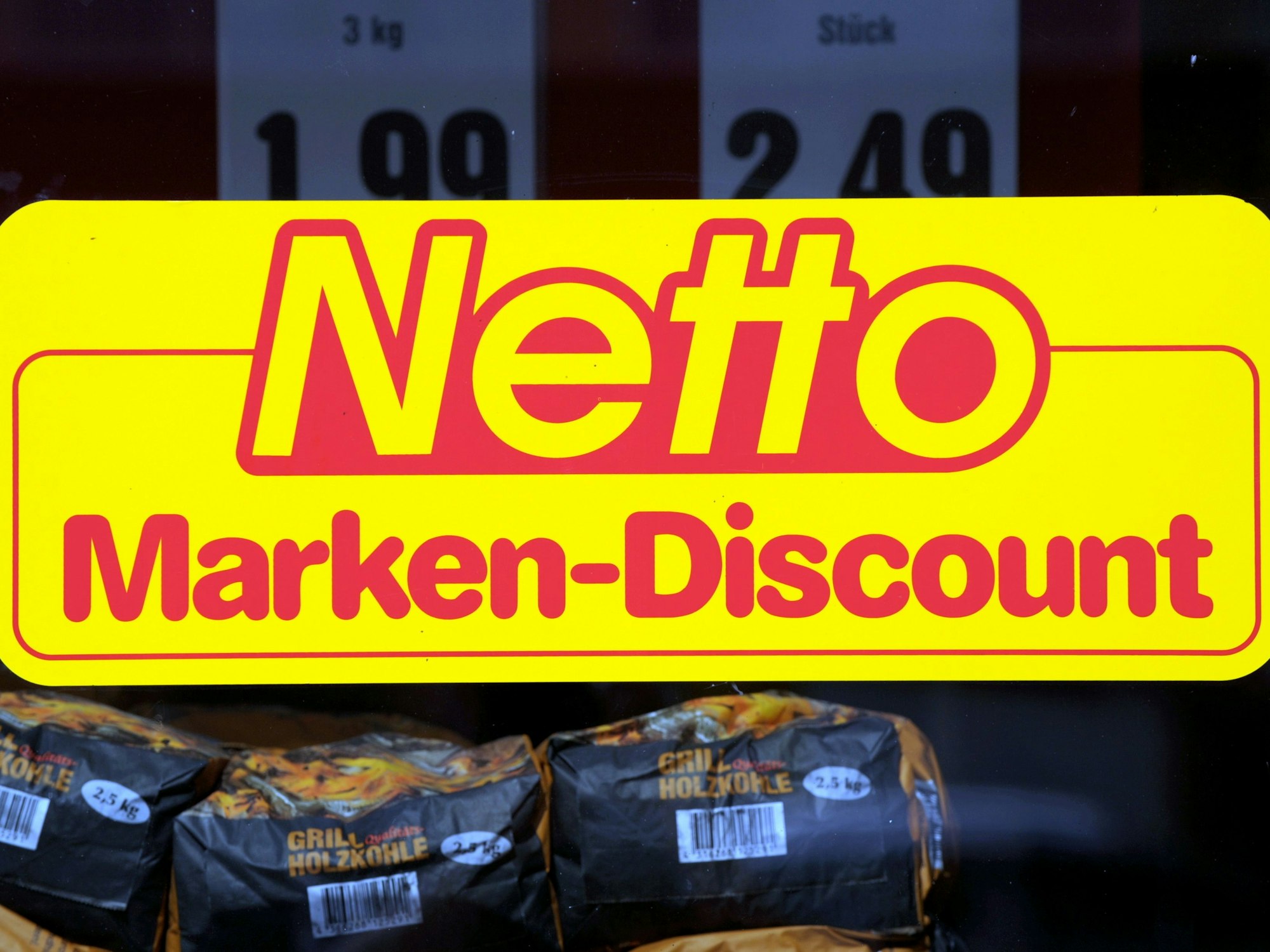 Ein Schild weist am in Düsseldorf auf einen Netto-Markt hin.