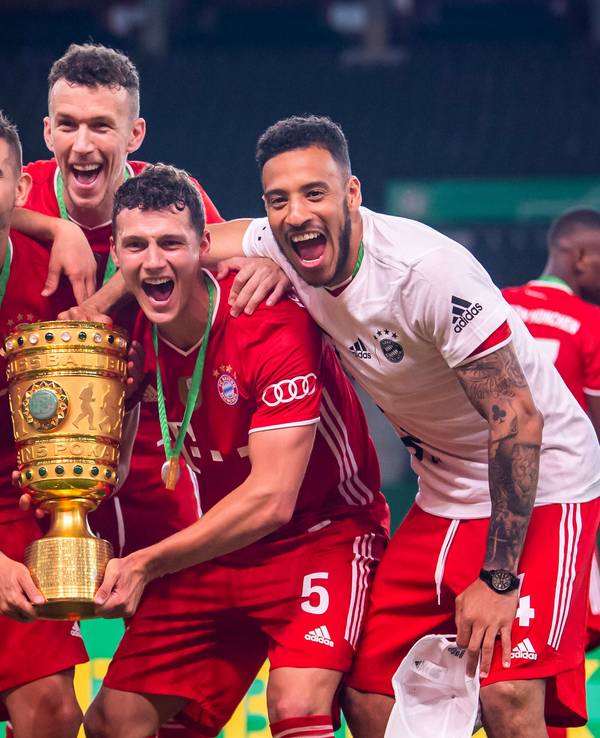 Mickael Cuisance, Lucas Hernandez, Ivan Perisic, Benjamin Pavard und Corentin Tolisso (von links) jubeln nach dem gewonnen DFB-Pokalfinale am 4. Juli 2020 in Berlin.