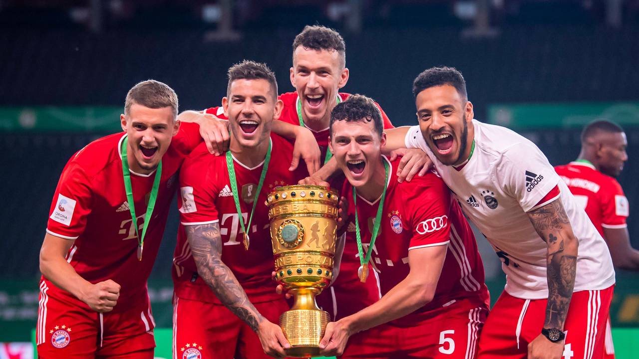 Mickael Cuisance, Lucas Hernandez, Ivan Perisic, Benjamin Pavard und Corentin Tolisso (von links) jubeln nach dem gewonnen DFB-Pokalfinale am 4. Juli 2020 in Berlin.
