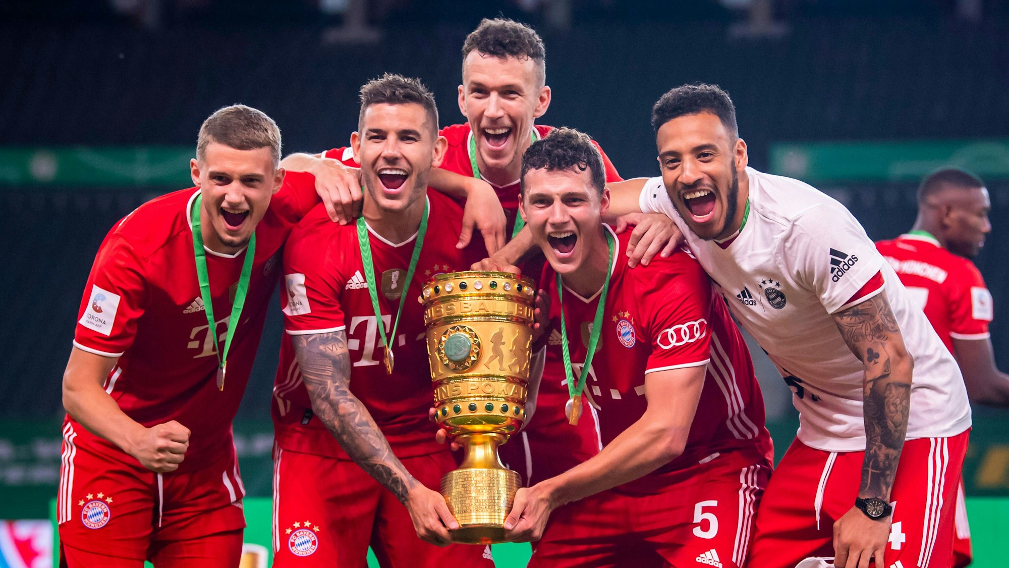 Mickael Cuisance, Lucas Hernandez, Ivan Perisic, Benjamin Pavard und Corentin Tolisso (von links) jubeln nach dem gewonnen DFB-Pokalfinale am 4. Juli 2020 in Berlin.