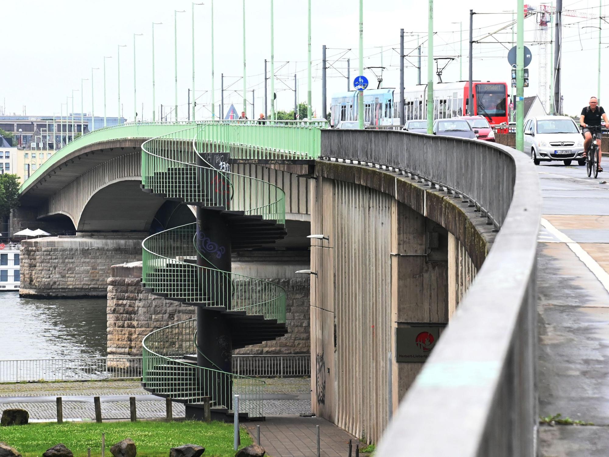 Die Deutzer Brücke mit einer fahrenden KVB-Bahn.