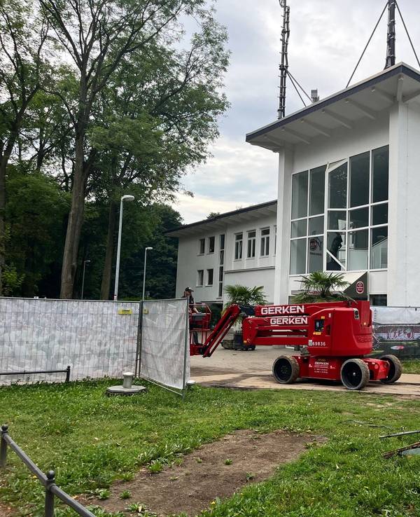 Auf dem Bild sind Bauarbeiten am Geißbockheim bei Arbeiten am 14. August 2024 zu sehen.