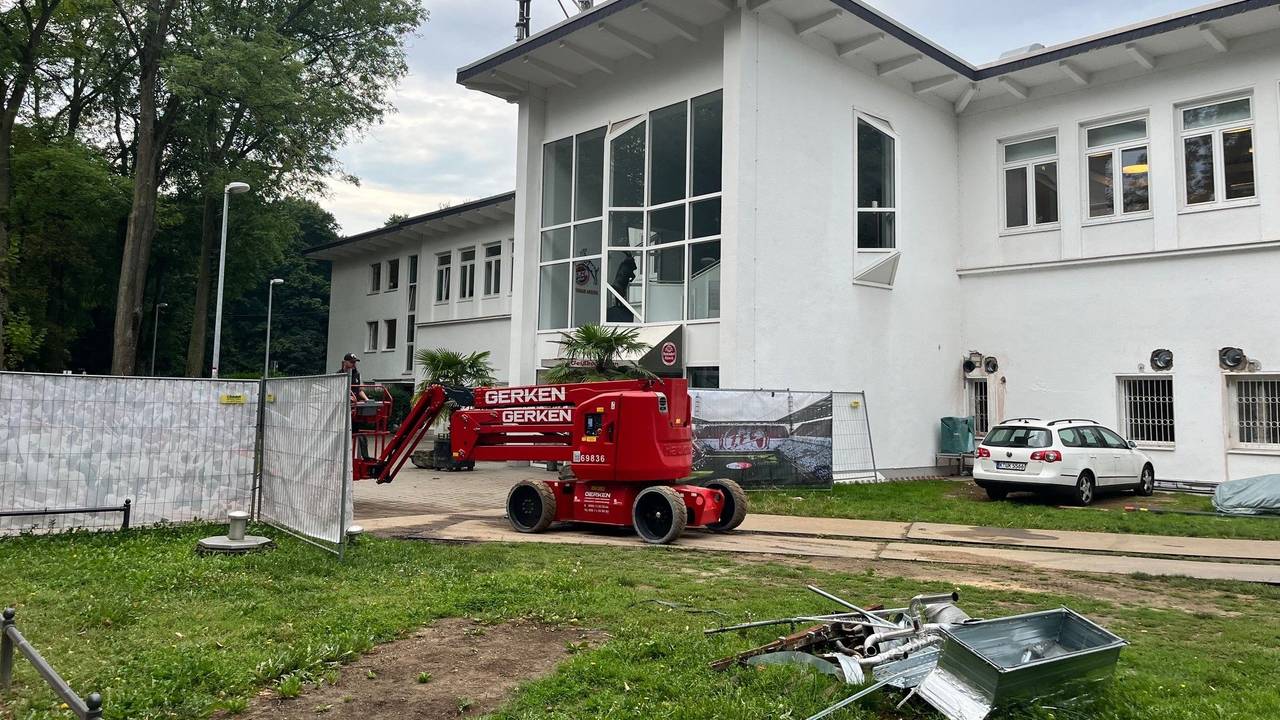 Auf dem Bild sind Bauarbeiten am Geißbockheim bei Arbeiten am 14. August 2024 zu sehen.