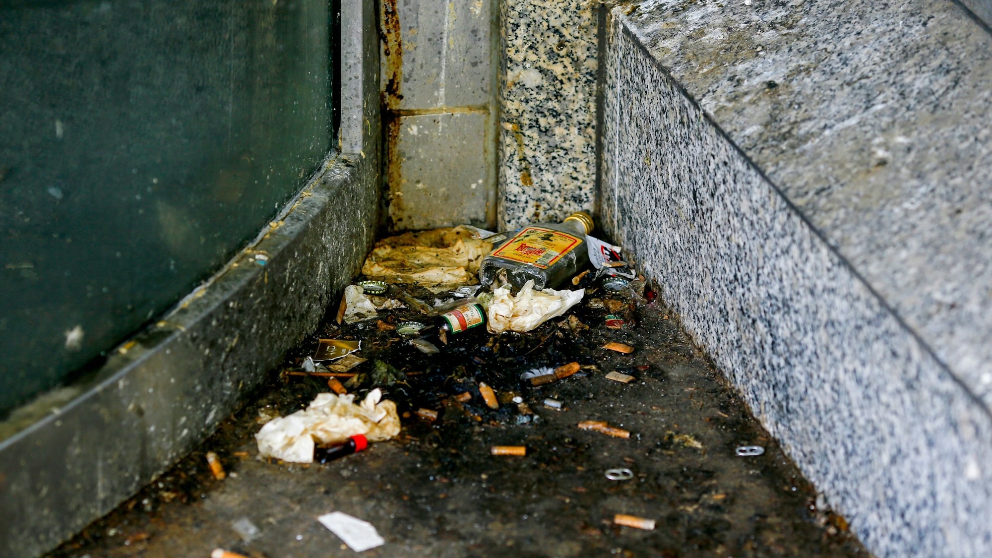 Dreck, Müll und Urin sammelt sich am Eingang eines leerstehenden Geschäftes auf dem Hohenzollernring in Köln.