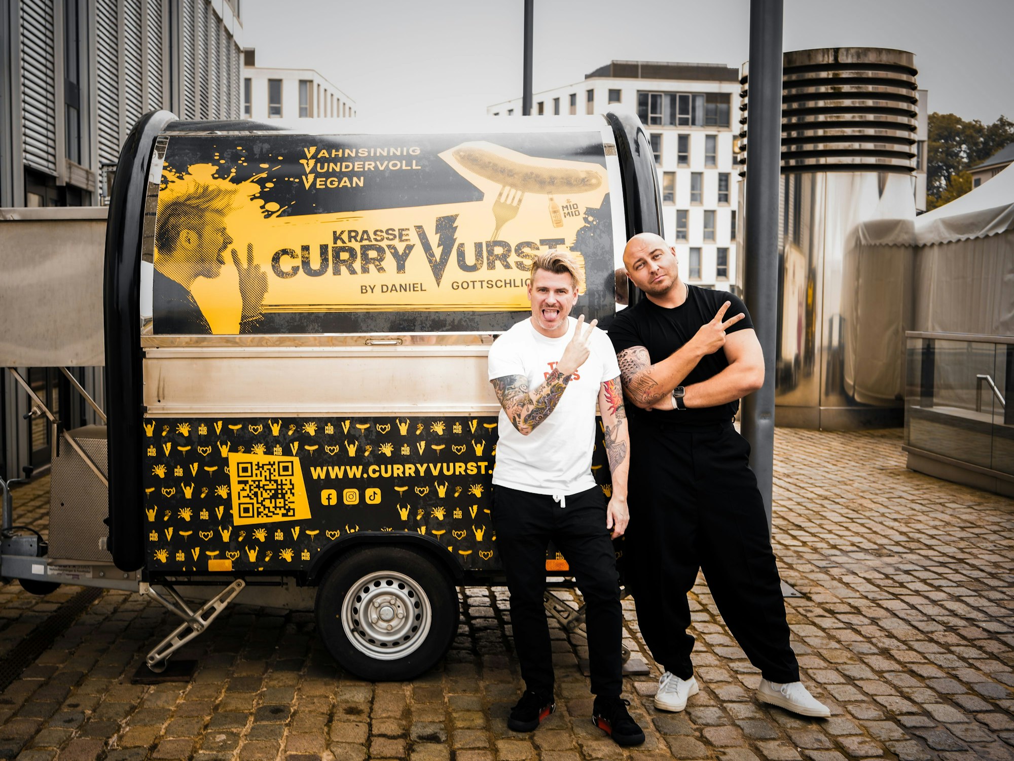 Daniel Gottschlich mit seinem neuen Currywurst-Wagen.