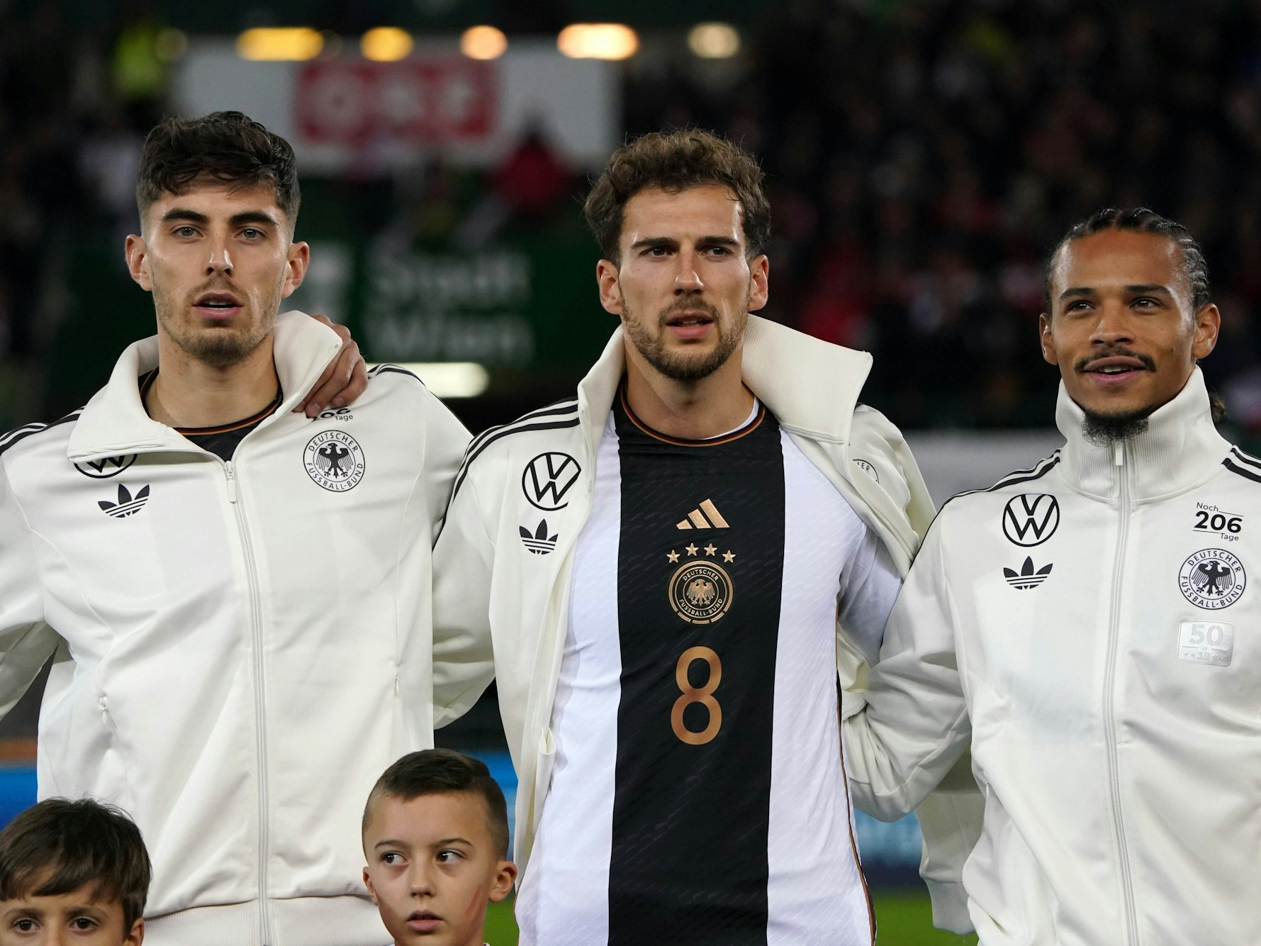 Leon Goretzka (Mitte), hier am 21. November 2023 mit Kai Havertz und Leroy Sane, kommt aus der Jugend des VfL Bochum.