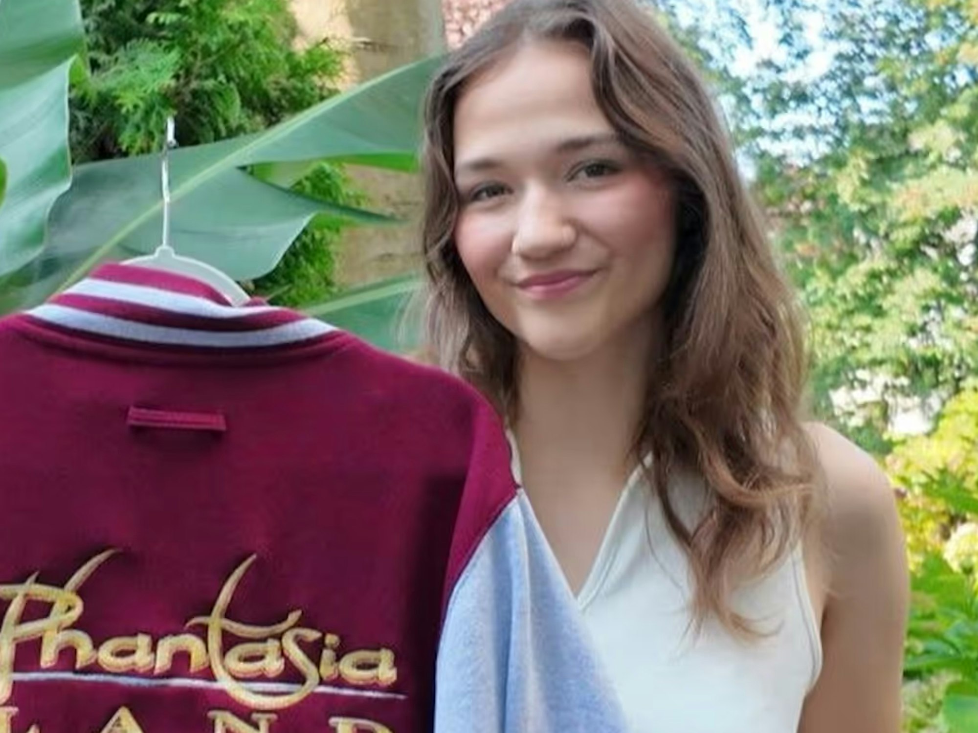 Tiktokerin Lena Lind mit ihrer selbst entworfenen Jacke für das Phantasialand.