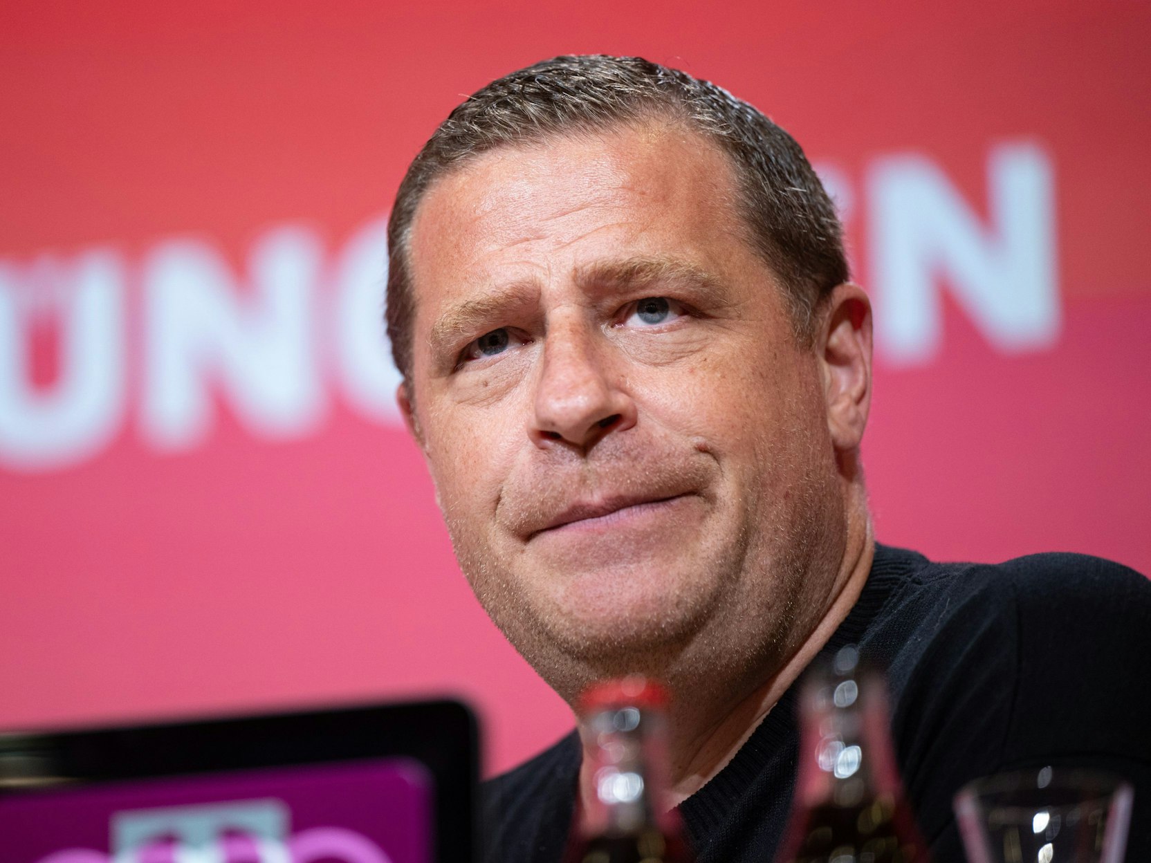 Max Eberl, Sportvorstand beim FC Bayern München, verfolgt die Pressekonferenz zur Vorstellung von Neuzugang Palhinha im Presseclub der Allianz-Arena.