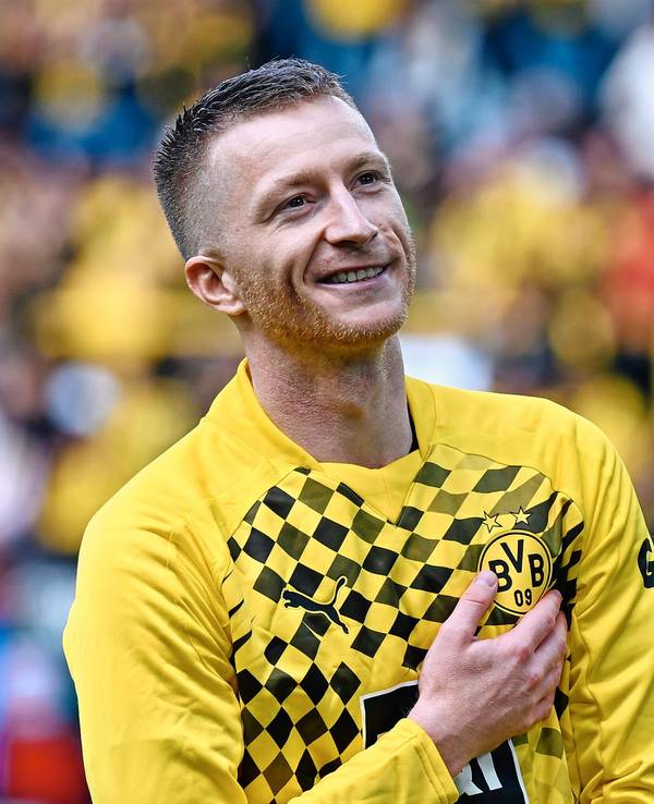 Dortmunds Marco Reus wird nach dem Spiel von den Fans gefeiert.