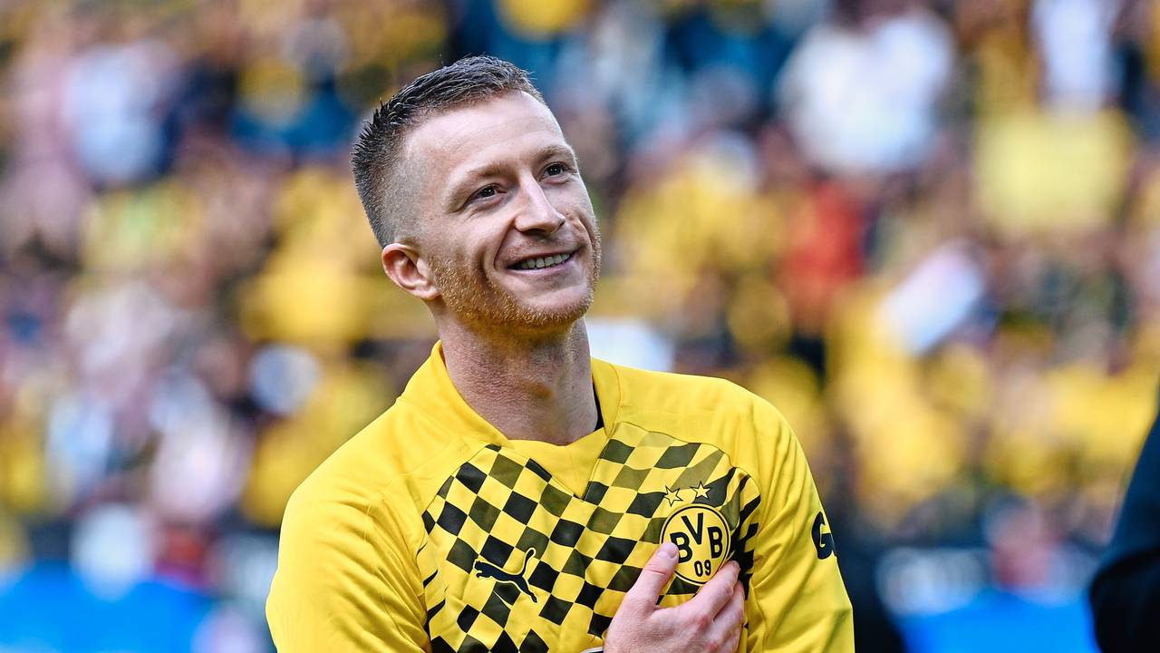 Dortmunds Marco Reus wird nach dem Spiel von den Fans gefeiert.
