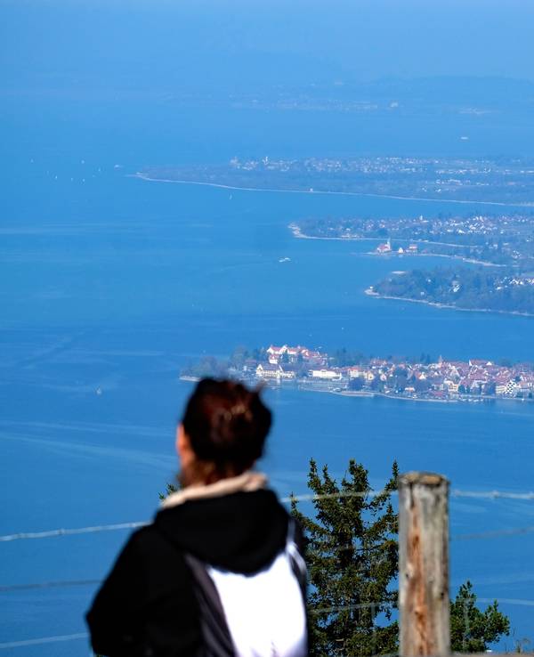 Touristen blicken vom Berg Pfänder bei Bregenz (Österreich) über den Bodensee auf die Insel Lindau (Bayern).