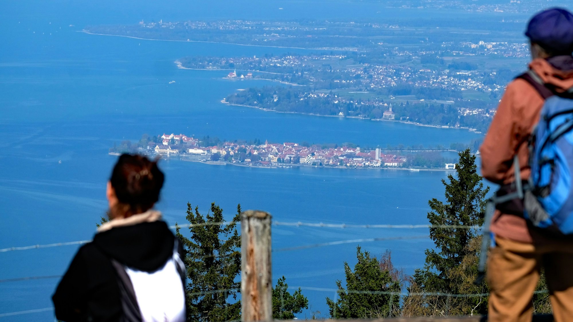 Touristen blicken vom Berg Pfänder bei Bregenz (Österreich) über den Bodensee auf die Insel Lindau (Bayern).