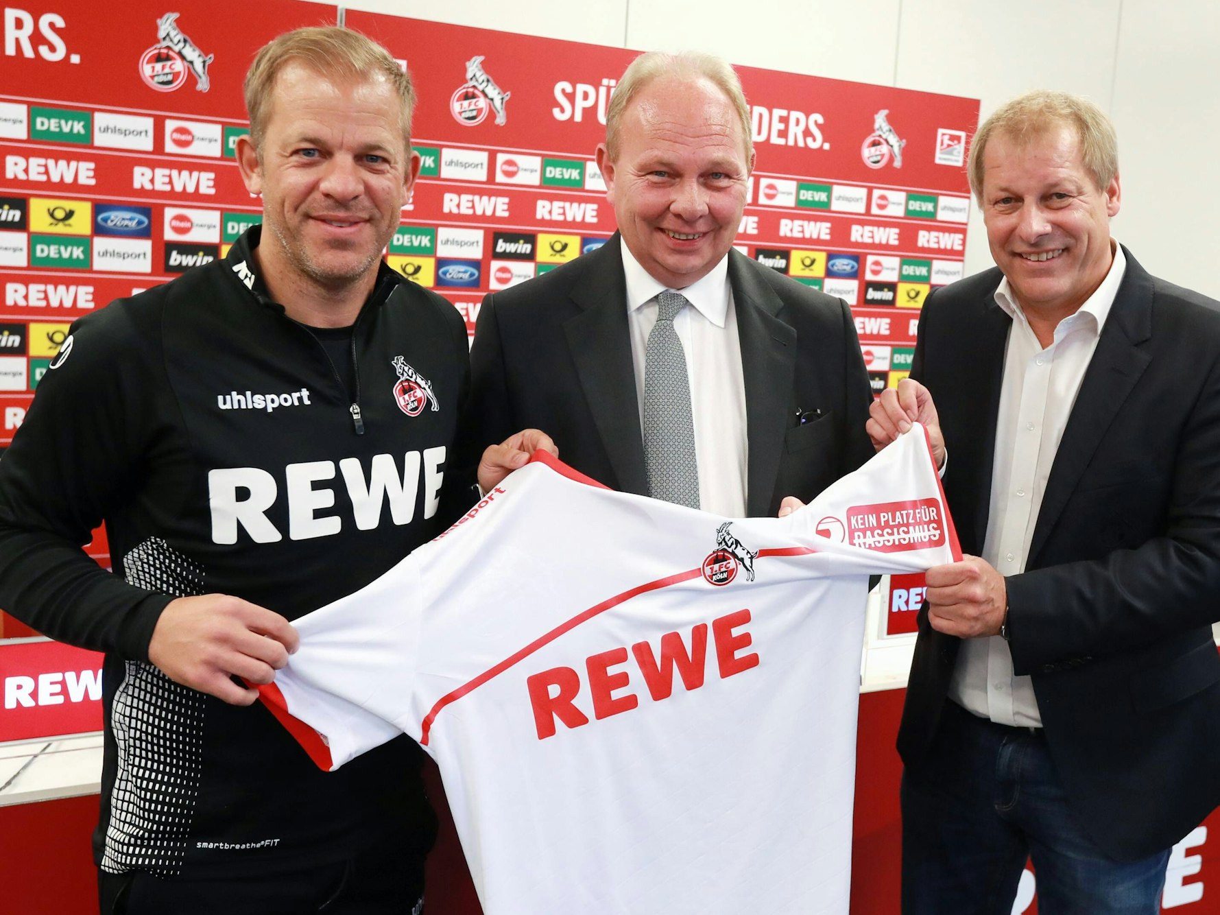 Kein Platz für Rassismus auf dem Ärmel von links: Trainer Markus Anfang, Gottfried Rüßmann (DEVK), Vize-Präsident Markus Ritterbach (1. FC Köln).