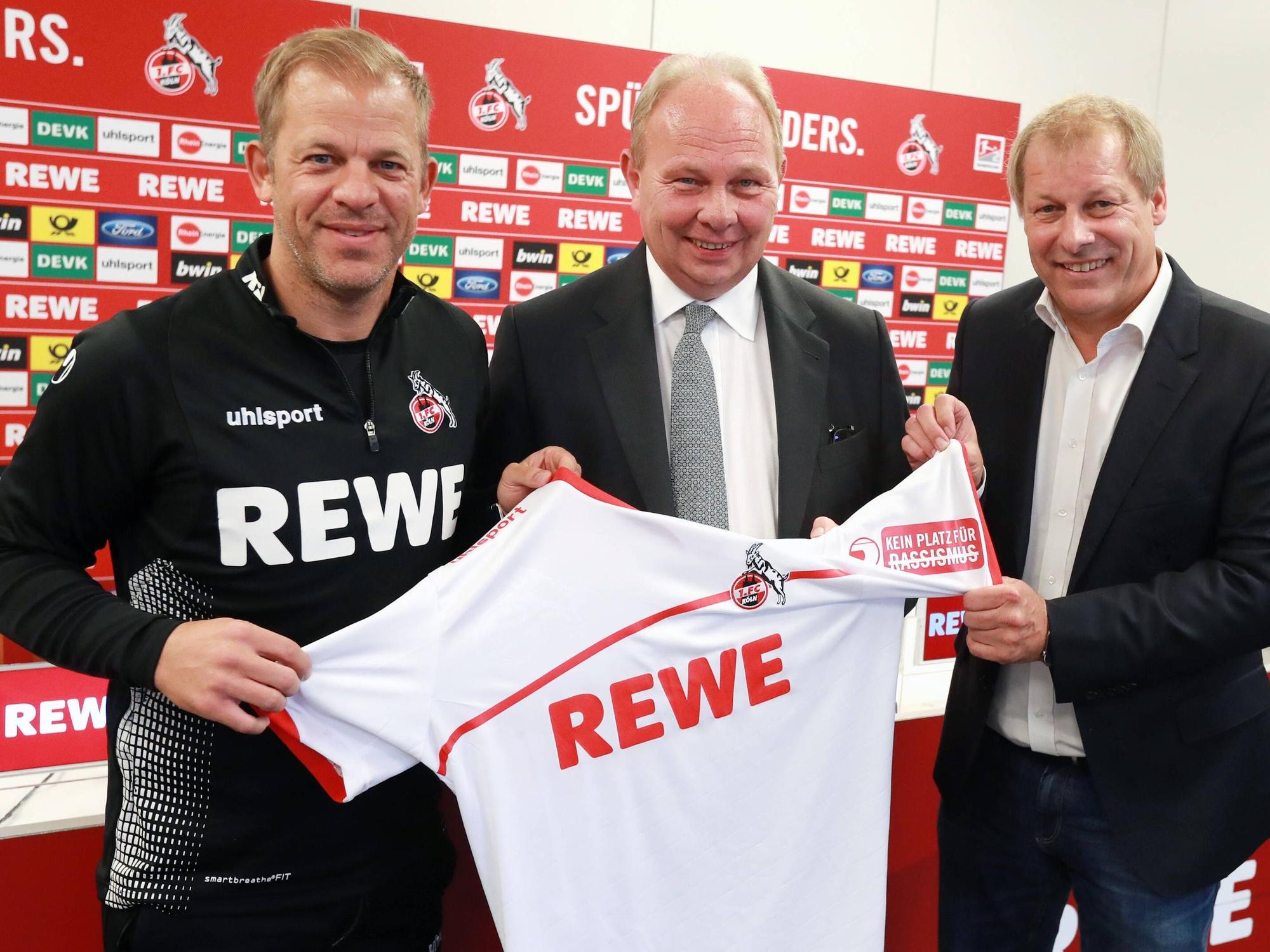 Kein Platz für Rassismus auf dem Ärmel von links: Trainer Markus Anfang, Gottfried Rüßmann (DEVK), Vize-Präsident Markus Ritterbach (1. FC Köln).