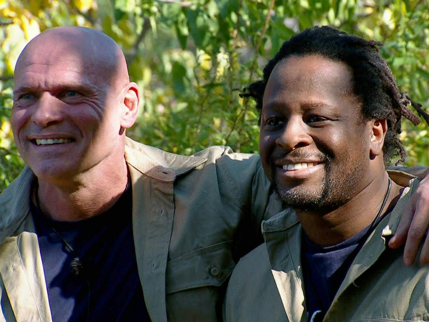 Thorsten Legat (links) und Mola Adebisi – werden die beiden Promis Freunde in der aktuellen Staffel des Dschungelcamps?