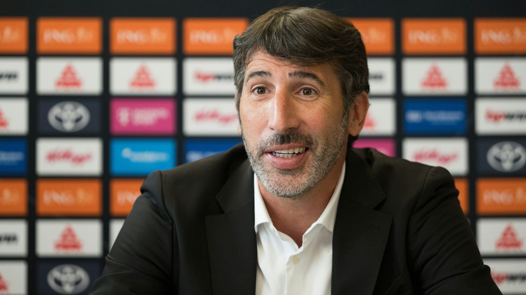 Alex Mumbru, Basketball-Nationaltrainer von Deutschland, spricht während seiner Vorstellung als neuer Basketball-Bundestrainer