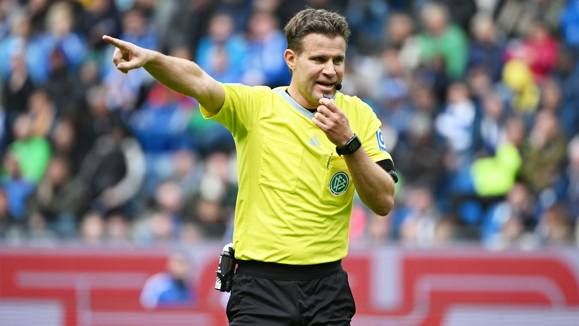 Schiedsrichter Felix Brych pfeift die Partie zwischen dem Karlsruher SC und dem Hamburger SV am 2. Spieltag der Saison 2023/24.