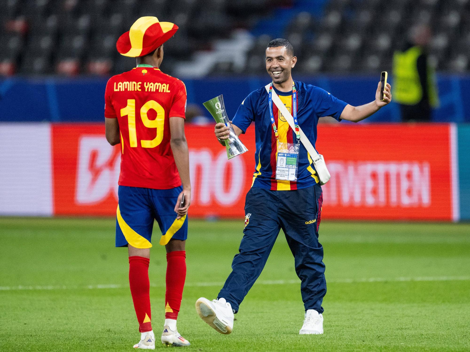 Lamine Yamal (l.) und sein Vater Mounir Nasraoui feiern gemeinsam.