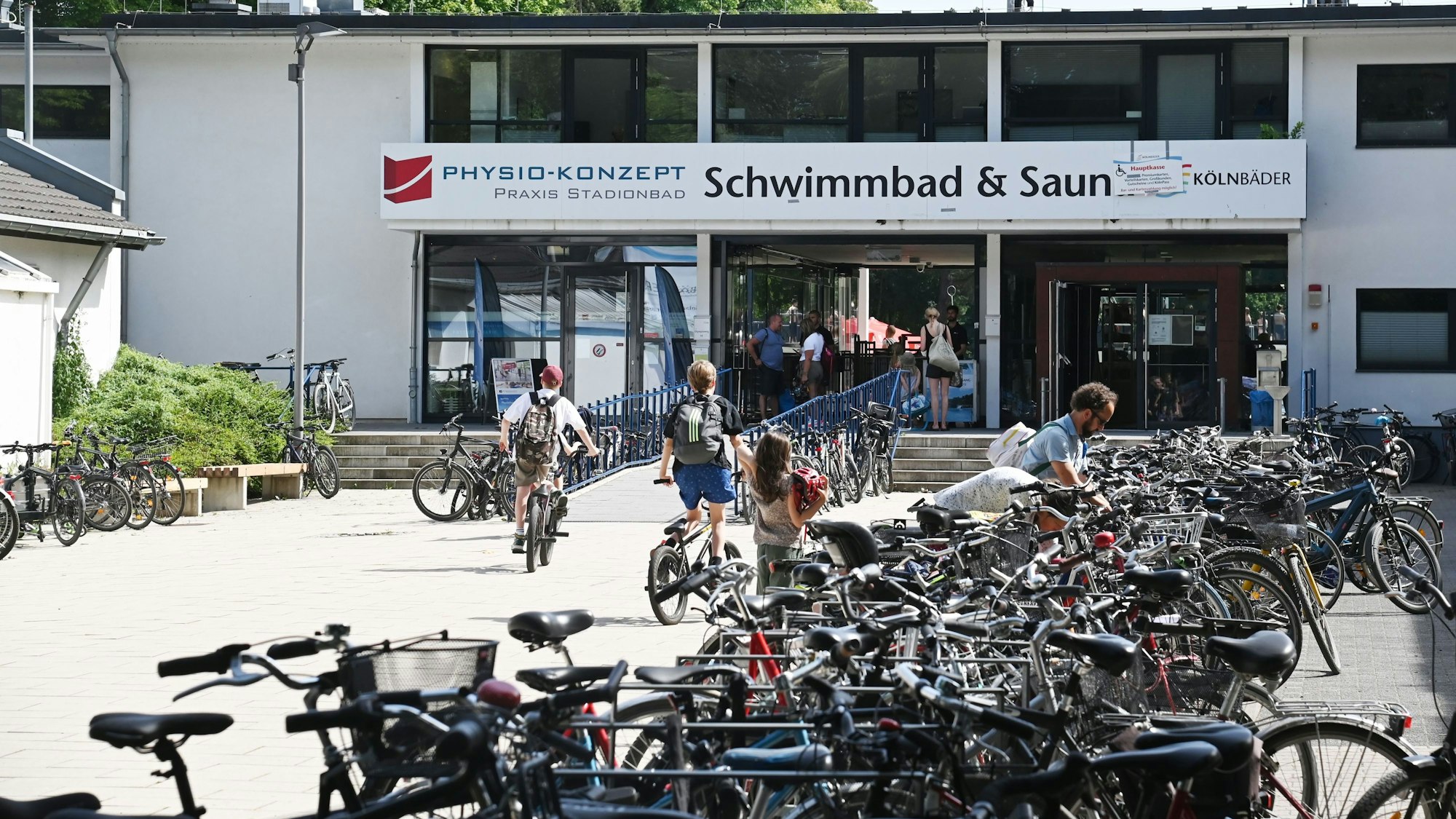 Der Eingangsbereich zum Stadionbad in Köln-Müngersdorf