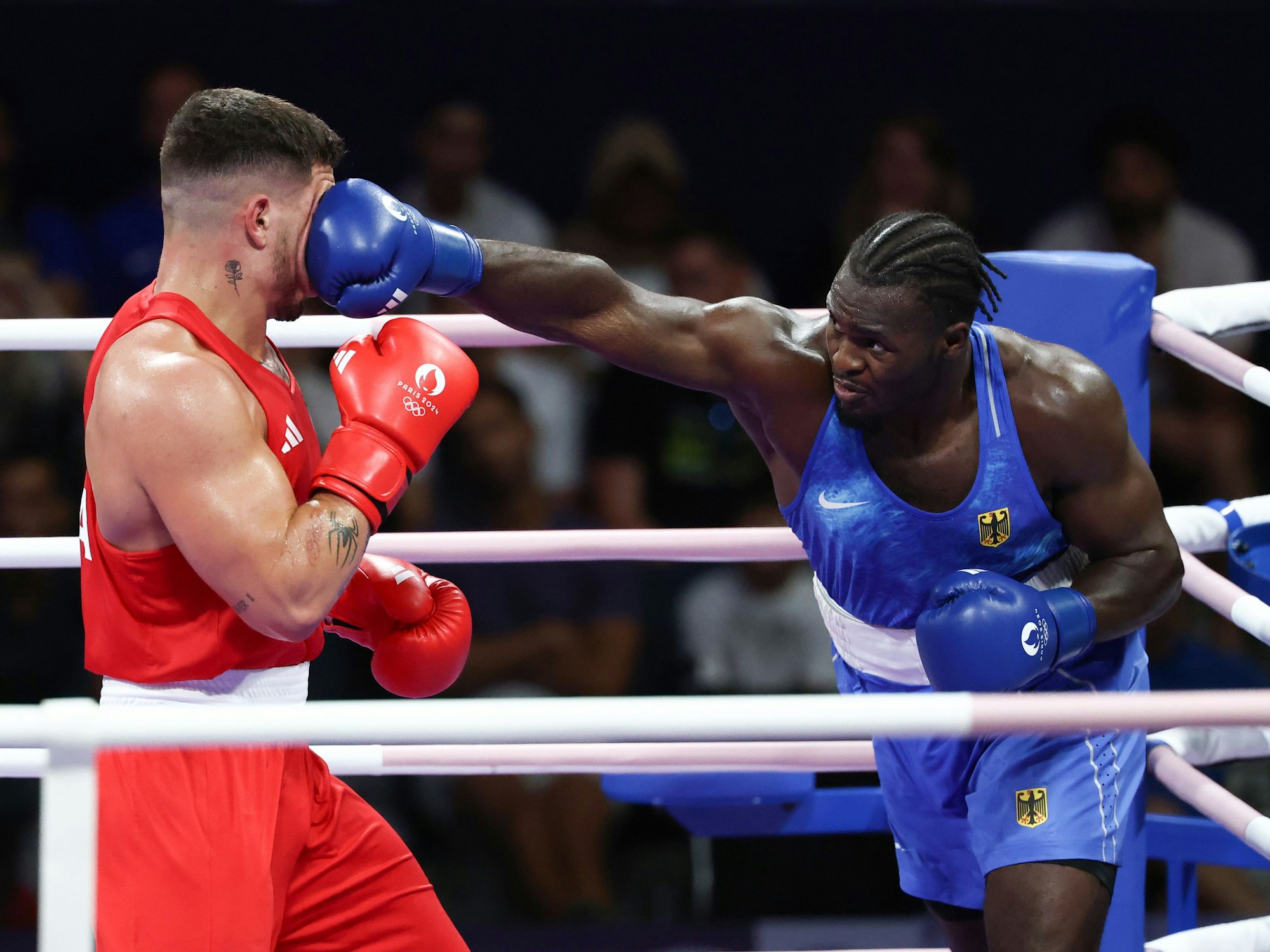 Nelvie Tiafack schlägt mit seiner Rechten zu.