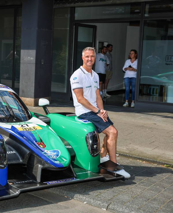 Ralf Schumacher posiert mit Sohn David in Köln auf ihrem LMP3-Flitzer für ihr Debüt im Prototype Cup Germany auf dem Nürburgring.