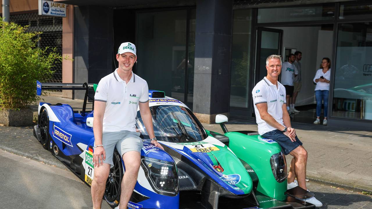 Ralf Schumacher posiert mit Sohn David in Köln auf ihrem LMP3-Flitzer für ihr Debüt im Prototype Cup Germany auf dem Nürburgring.
